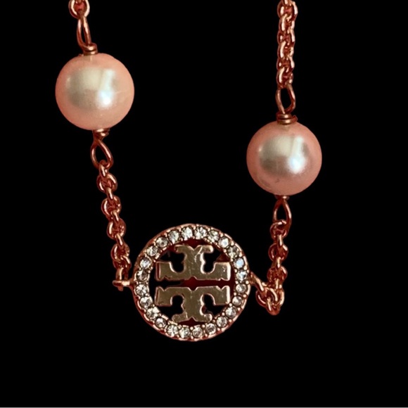Tory Burch
CRYSTAL PEARL LOGO 18k ROSE GOLD PLATED BRACELET - Picture 3 of 6